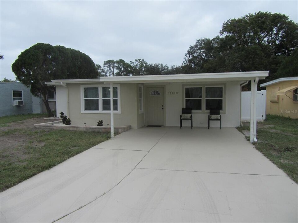 11913 104th St in Largo, FL - Foto de edificio