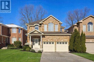 22 Waymount Ave in Richmond Hill, ON - Building Photo
