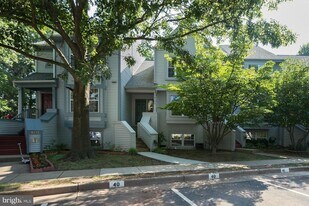 6129 Stonepath Cir, Unit Primary in Centreville, VA - Building Photo