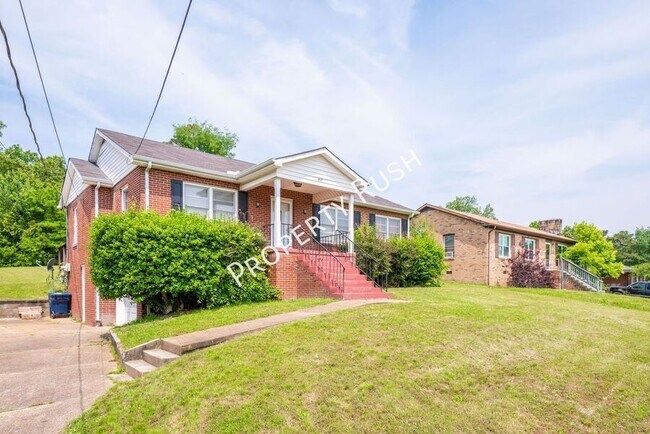 807 Woodland Dr in Rossville, GA - Building Photo - Building Photo