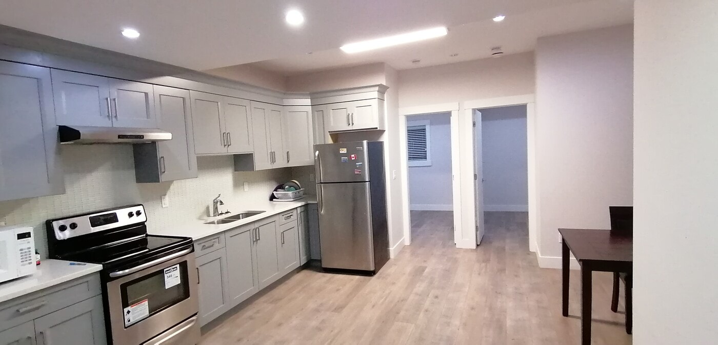 1350 Cliff Av in Burnaby, BC - Building Photo