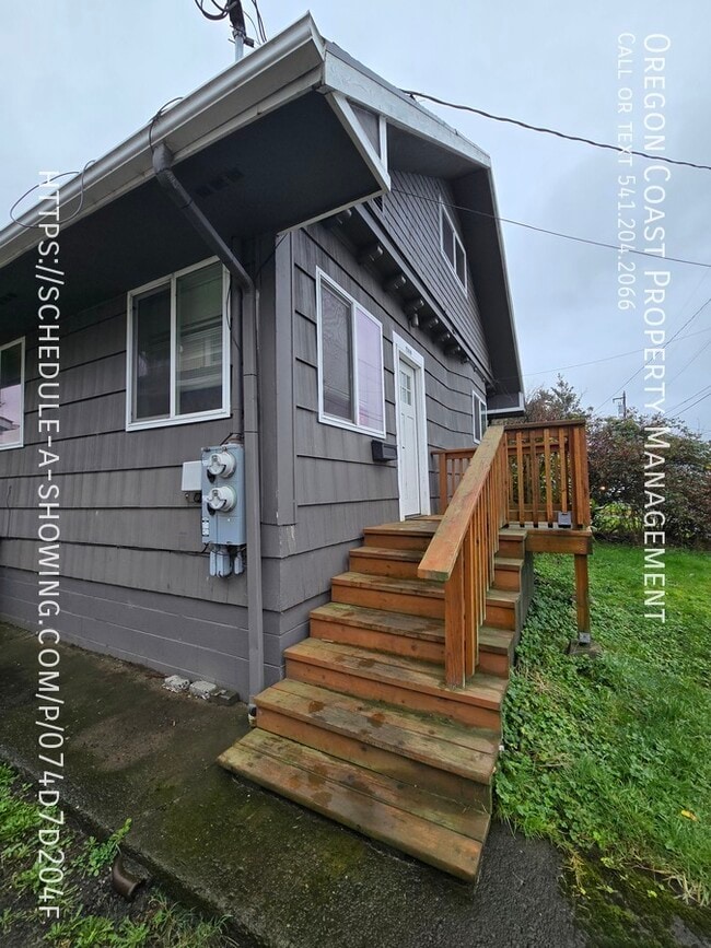 2519 6th St in Tillamook, OR - Foto de edificio - Building Photo