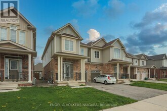 9514 Tallgrass Ave in Niagara Falls, ON - Building Photo - Building Photo
