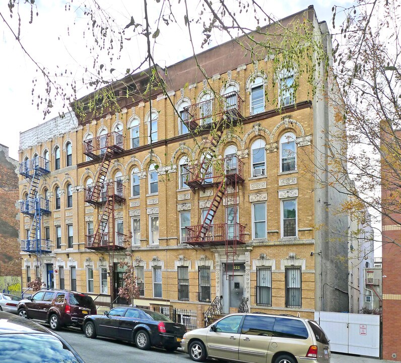 222 Pulaski St in Brooklyn, NY - Building Photo