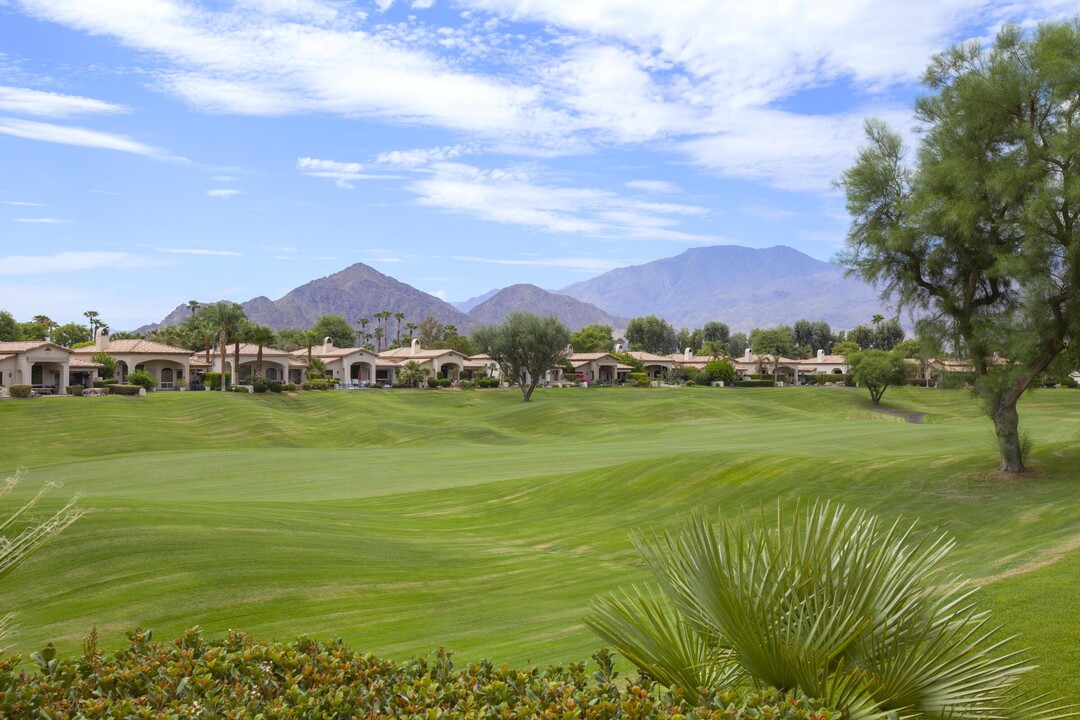 48540 Capistrano Way in La Quinta, CA - Foto de edificio