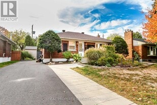 2034 Saunderson Dr in Ottawa, ON - Building Photo