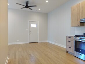 2057 W Dickens Ave, Unit 2N in Chicago, IL - Building Photo - Building Photo