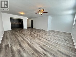 655 Fennell Ave E in Hamilton, ON - Building Photo - Building Photo