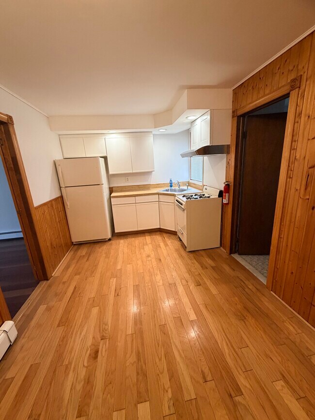 44 W 7th St, Unit 1F in Bayonne, NJ - Foto de edificio - Building Photo