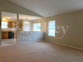 11521 Stoeppelwerth Dr in Indianapolis, IN - Foto de edificio - Building Photo