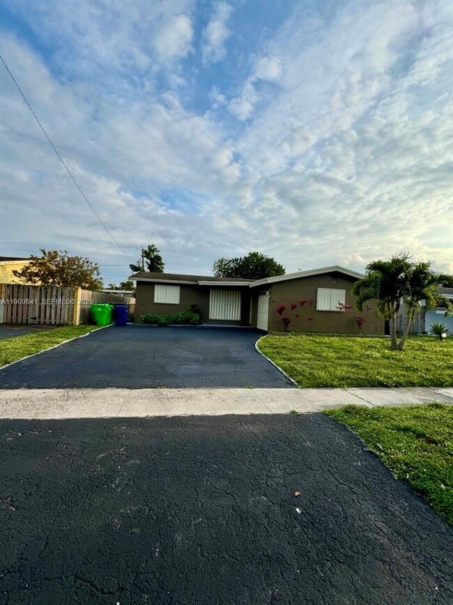 8670 NW 28th Pl in Sunrise, FL - Building Photo - Building Photo