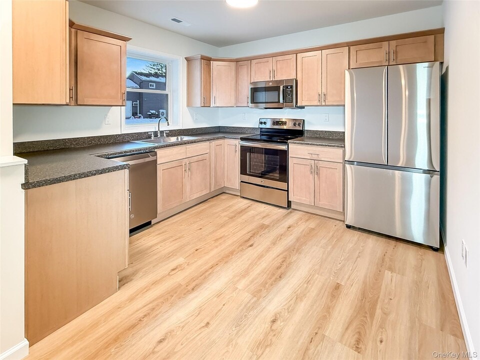 4332 Albany Post Rd in Hyde Park, NY - Building Photo