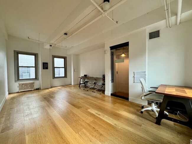5 W 37th St in New York, NY - Building Photo - Building Photo