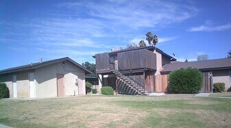 2800 N Half Moon Dr in Bakersfield, CA - Building Photo