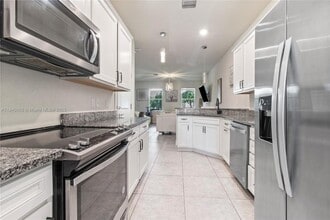 5140 Eucalyptus Dr in Hollywood, FL - Foto de edificio - Building Photo