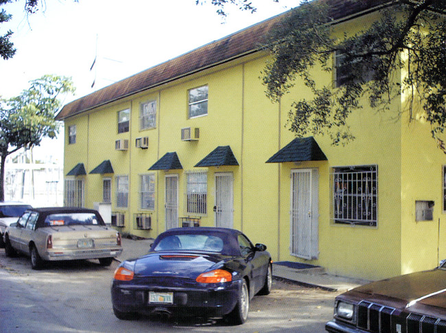 360 NE 77th St in Miami, FL - Foto de edificio - Building Photo