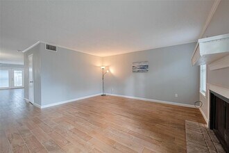 6452 Kentwick Dr in Houston, TX - Building Photo - Building Photo
