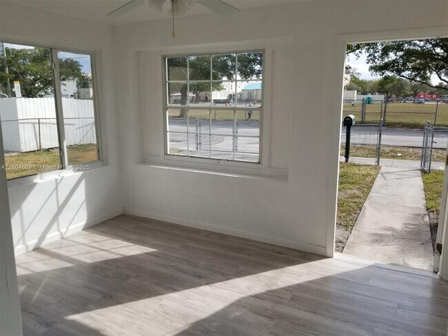 1215 NE 127th St in North Miami, FL - Building Photo - Building Photo