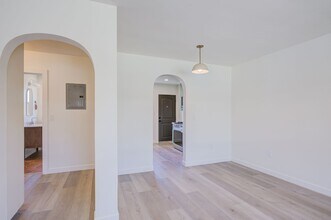 11820 1/2-12351 Riverside Dr in Los Angeles, CA - Foto de edificio - Building Photo