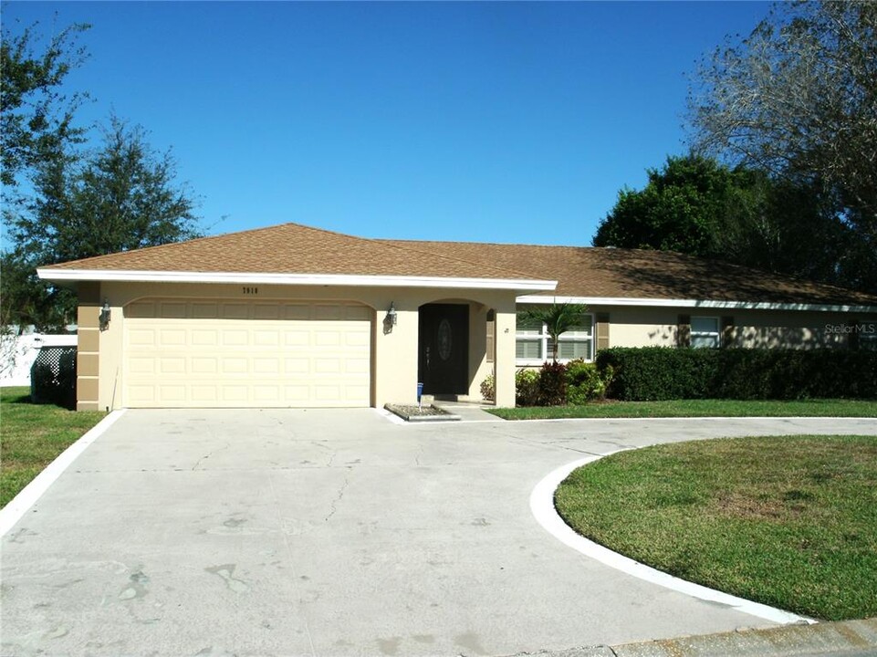 7918 Cypress Lake Dr in Sarasota, FL - Building Photo