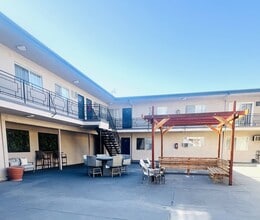 Chateau 16700 Devonshire Apartments, LLC in Granada Hills, CA - Foto de edificio - Building Photo