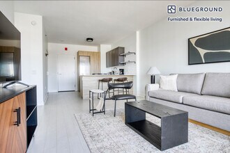 1035 W Van Buren St, Unit FL12-ID435 in Chicago, IL - Foto de edificio - Building Photo