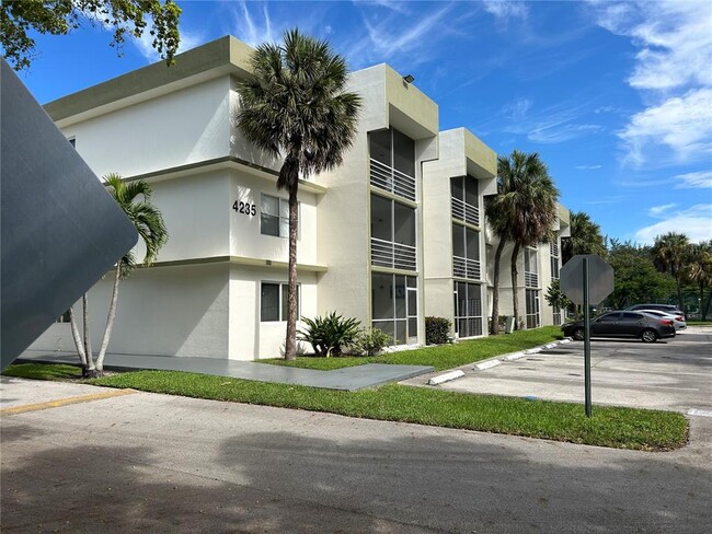 4235 N University Dr in Sunrise, FL - Foto de edificio - Building Photo