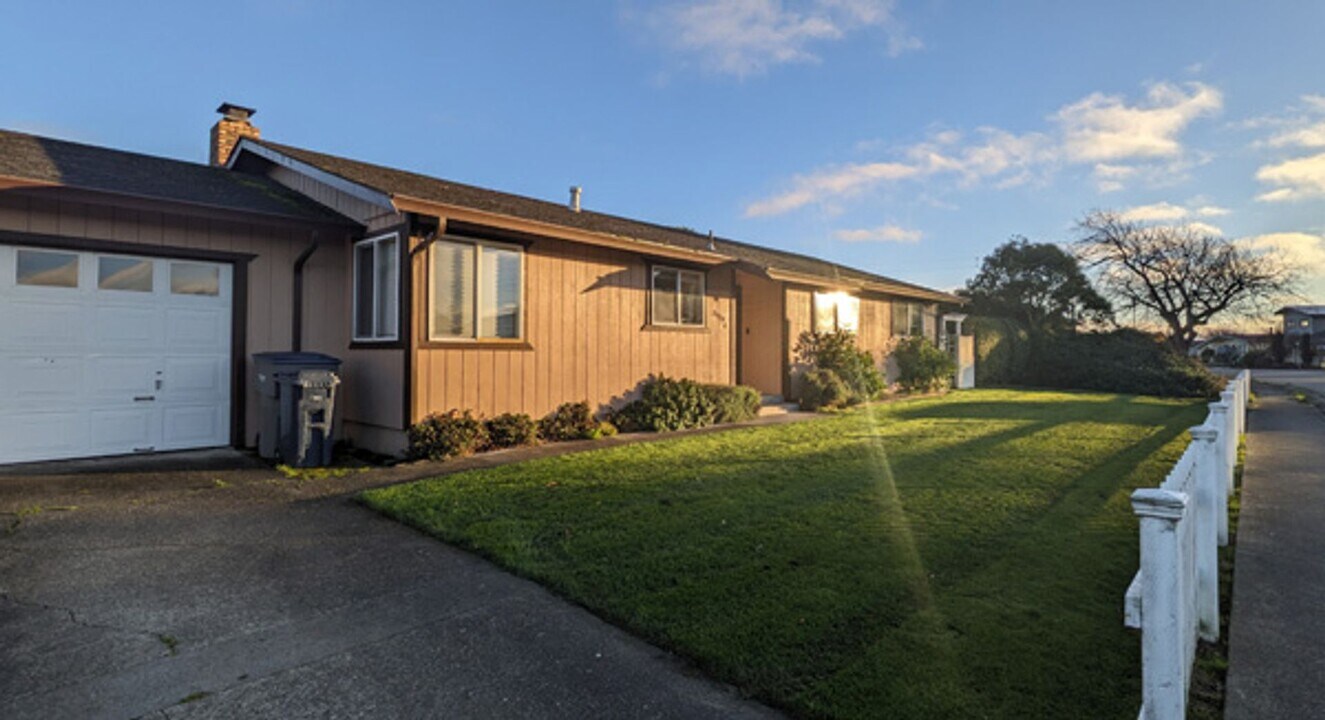 2125 Frederick Ave in Arcata, CA - Building Photo