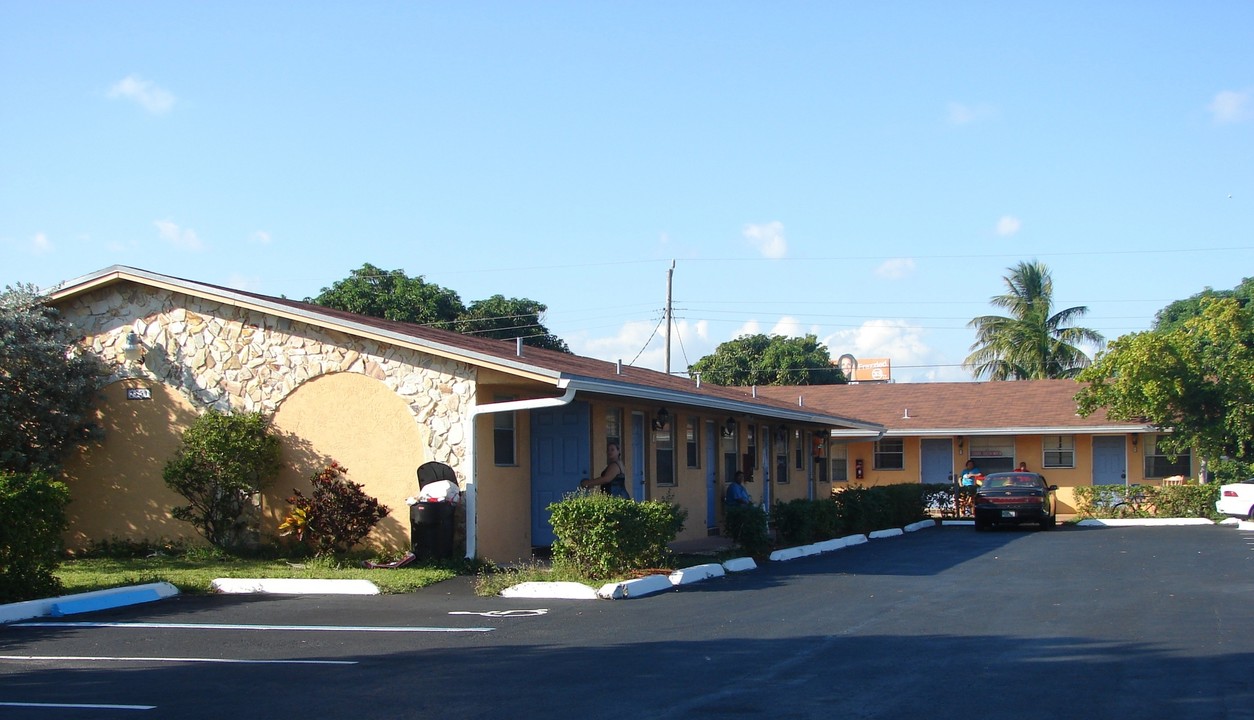 Cano Apartments in Hollywood, FL - Building Photo