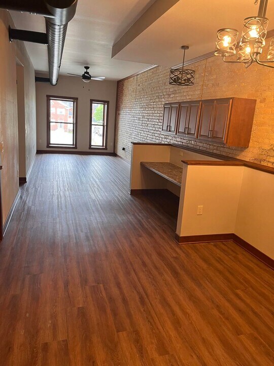 8 S Jackson St in Janesville, WI - Building Photo