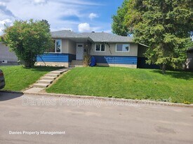 9620-9675 75 Street NW in Edmonton, AB - Building Photo