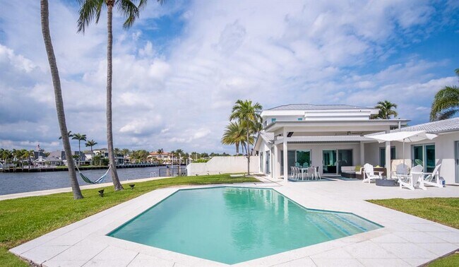 35 Castle Harbor Is in Fort Lauderdale, FL - Building Photo - Building Photo