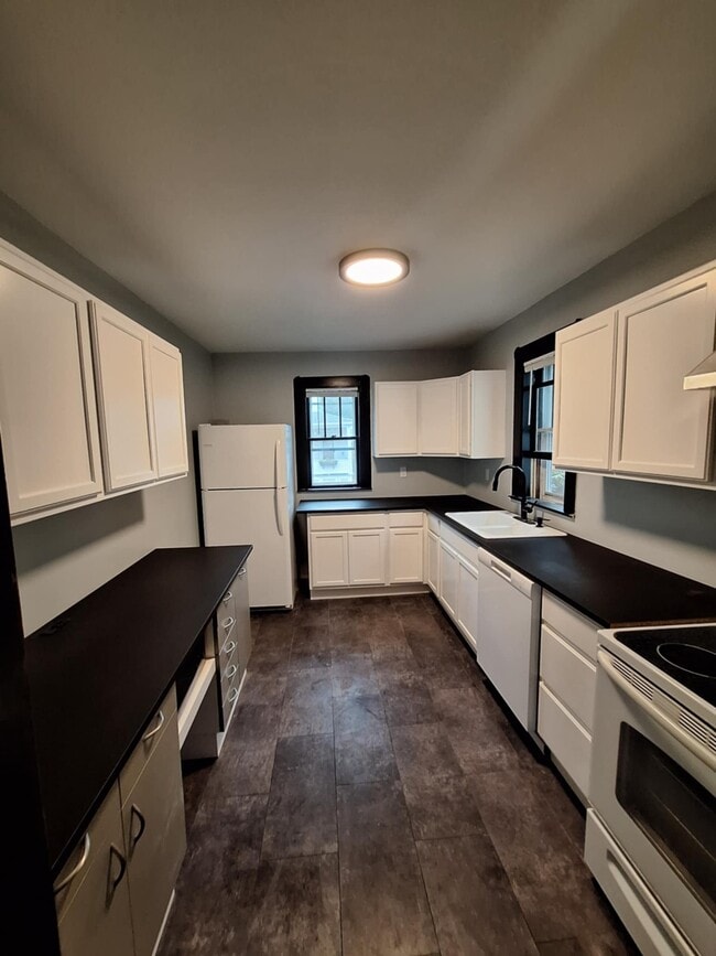 20 Leandre St, Unit 1 in Manchester, NH - Foto de edificio - Building Photo