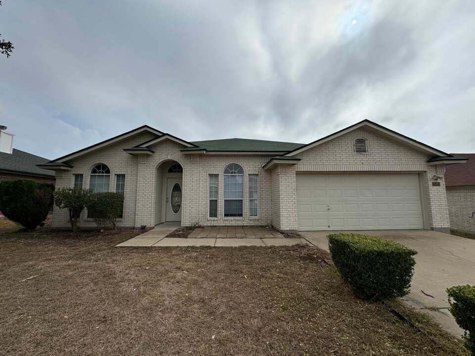 4500 Twin Oaks Cir in Killeen, TX - Building Photo