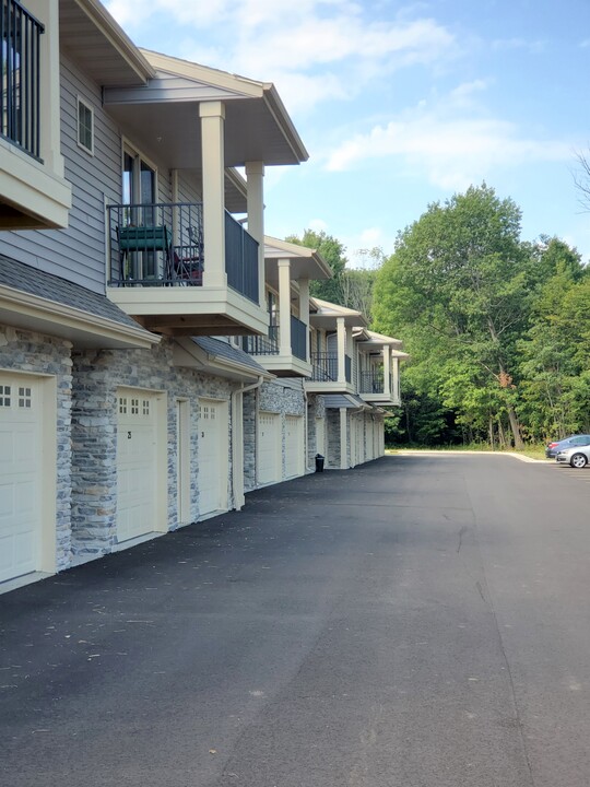 Madeira Place in Hobart, WI - Foto de edificio