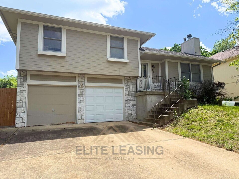1517 W Forest Dr in Olathe, KS - Building Photo