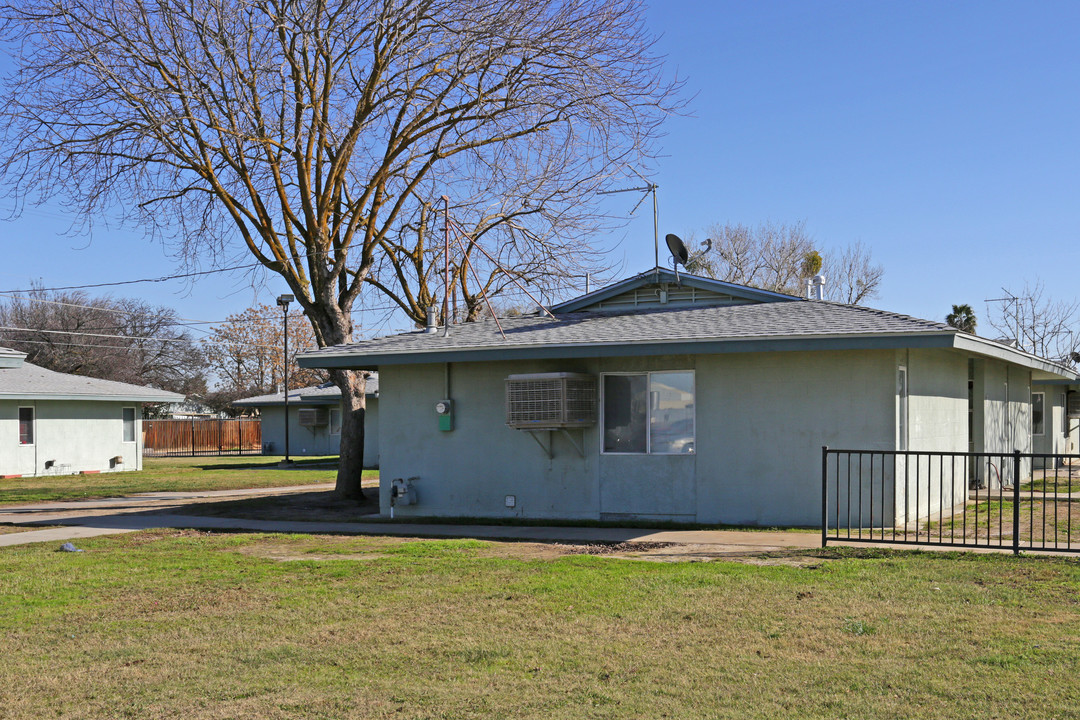 San Joaquin Apartments in San Joaquin, CA - Building Photo