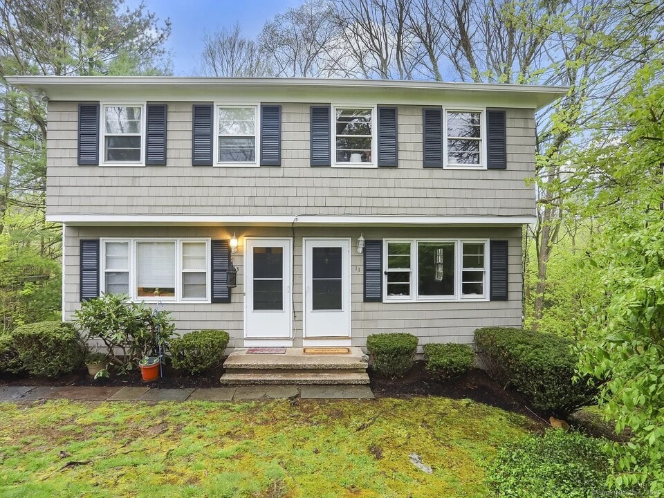 11 E Hills Dr in New Canaan, CT - Building Photo