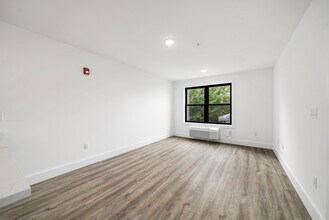 242 Spring St, Unit 505 in Paterson, NJ - Building Photo - Building Photo