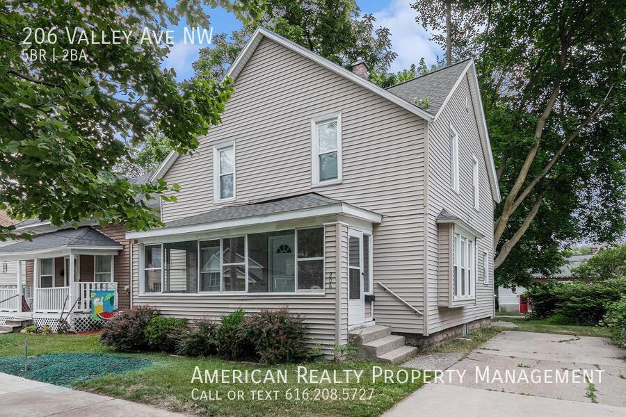 206 Valley Ave NW in Grand Rapids, MI - Building Photo