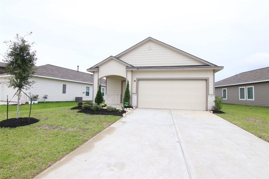 24010 Farmstead Dr in Hockley, TX - Building Photo