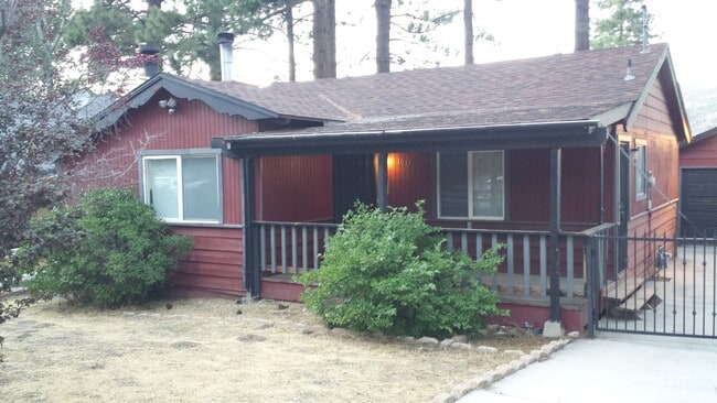 1037 E Country Club Blvd in Big Bear, CA - Building Photo - Building Photo