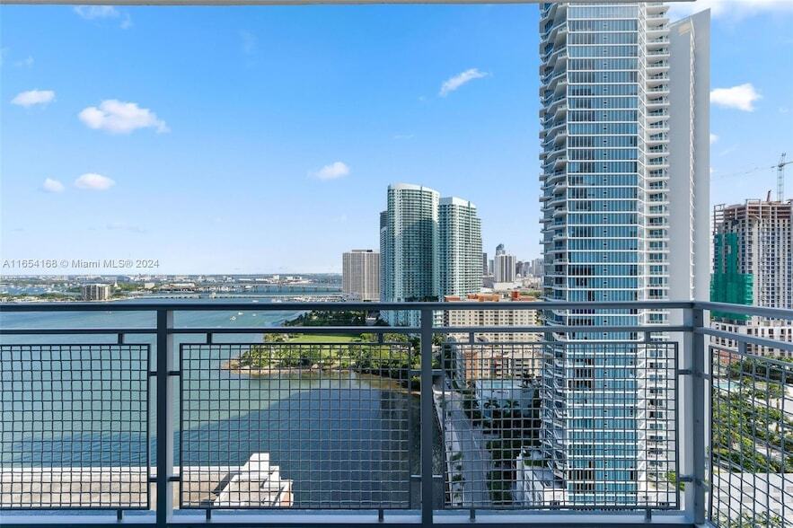 2150 N Bayshore Dr in Miami, FL - Building Photo