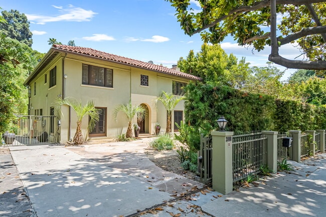property at 2000 N Hobart Blvd