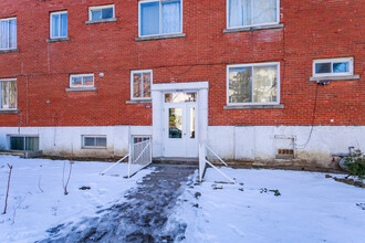 4590 Saint-Kévin Av in Montréal, QC - Building Photo - Building Photo