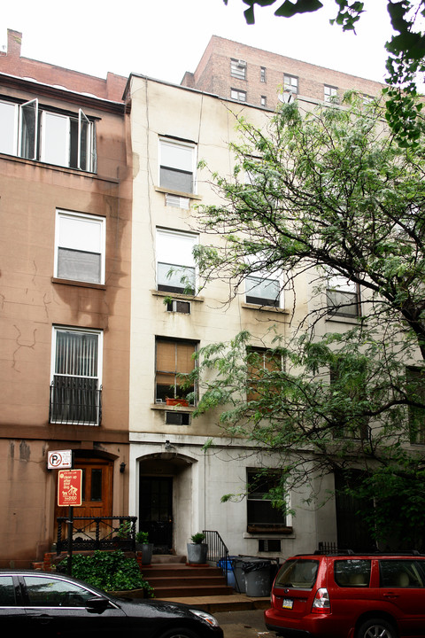 229 W 22nd St in New York, NY - Building Photo