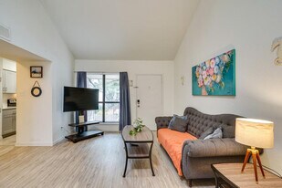 6648 E Lovers Ln in Dallas, TX - Building Photo