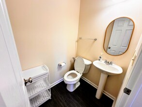 33168 Beverly Ln in Avon Lake, OH - Foto de edificio - Building Photo