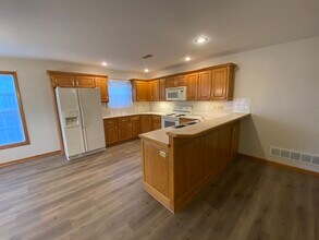 3906 SW Chartwell Ct in Lee's Summit, MO - Building Photo - Building Photo