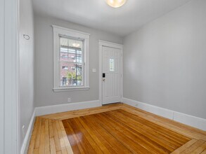 14 Windsor Rd, Unit 1 in Medford, MA - Building Photo - Building Photo